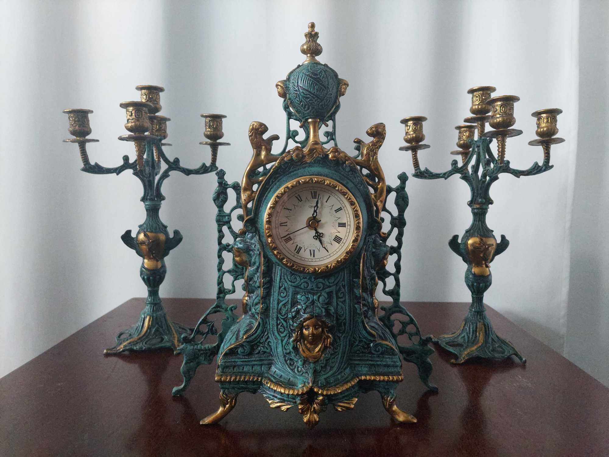 Zegar dekoracyjny z dwoma  świecznikami