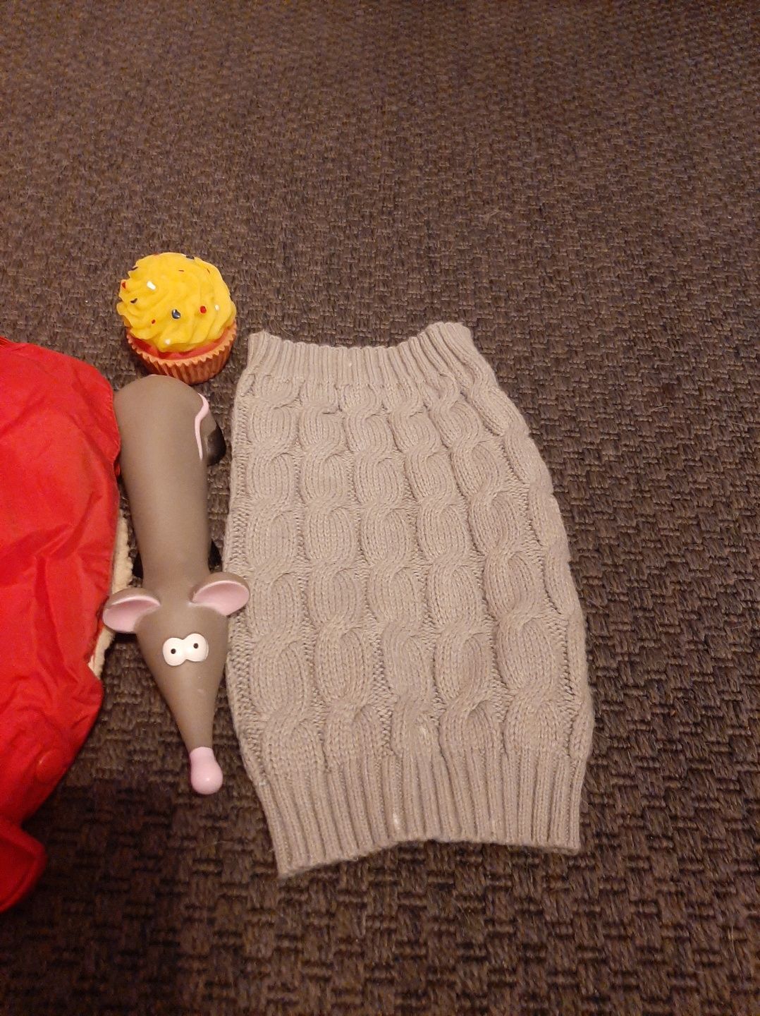 Zestaw dla psa 30 cm: 2 zabawki gumowe, sweterek, kurtka dla psa