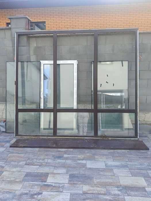 Велике вікно Rehau, колір горіх, вхід з альтанку, теплицю, будинок