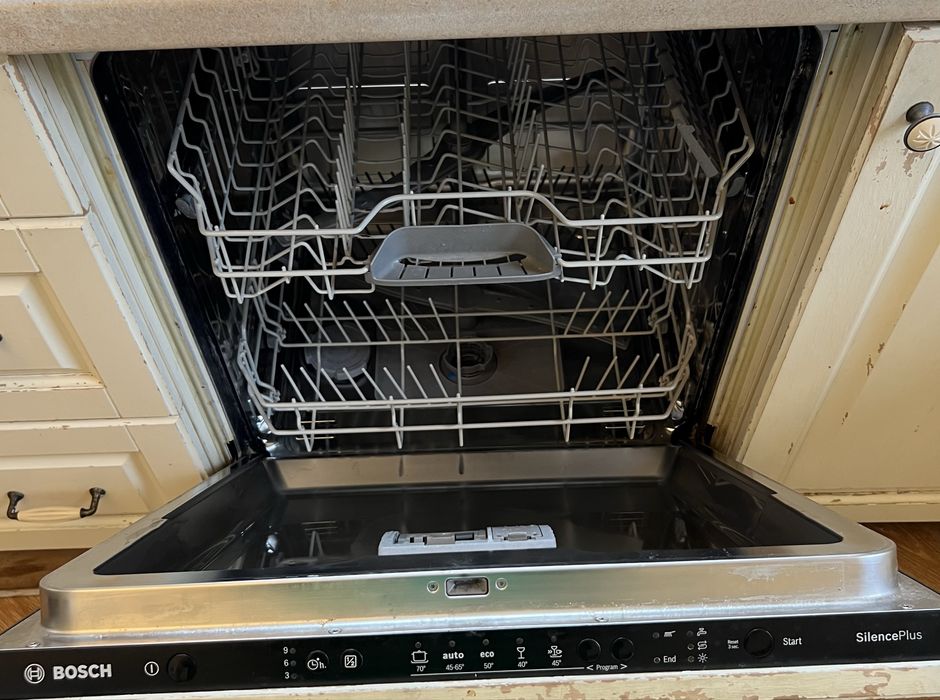 Посудомийна машина Bosch шириною 60 см.