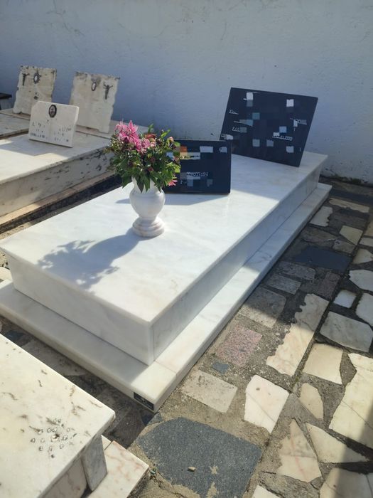 Campas, túmulos, lápides, jarras, lanternas. Tudo em pedra