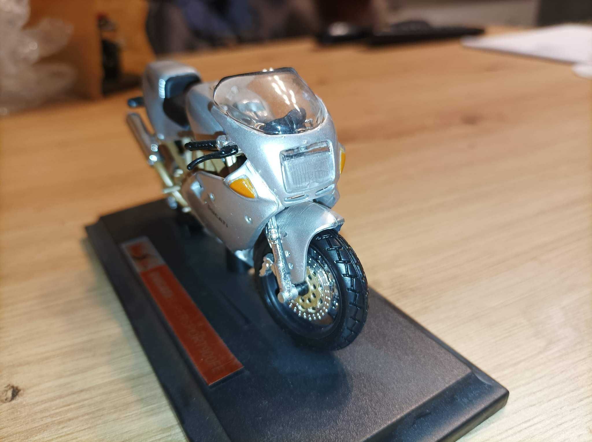 modele motocykla  Ducati SuperSport T 900 FEw skali 1:18