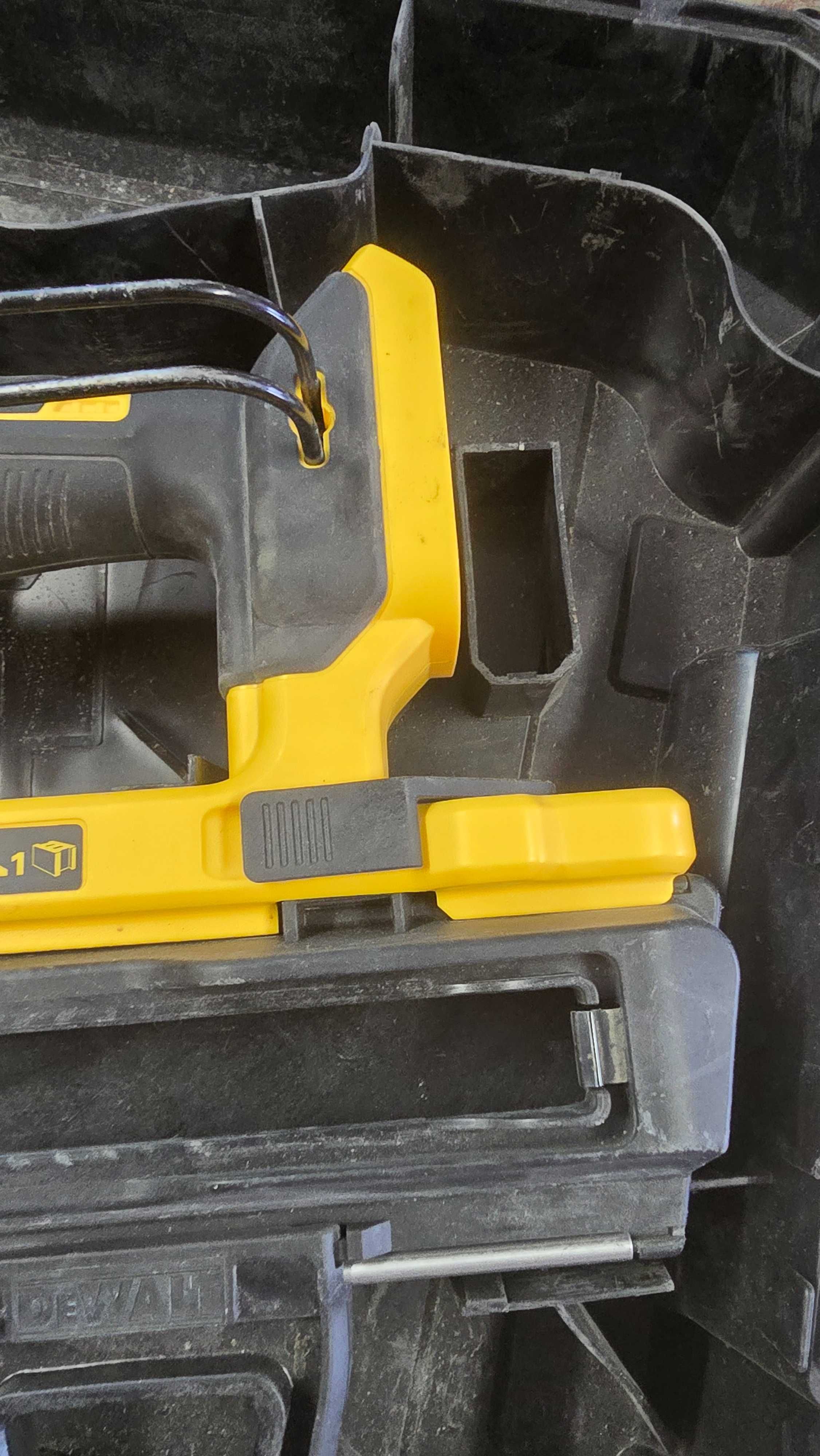 Gwoździarka akumulatorowa DEWALT DCN890N