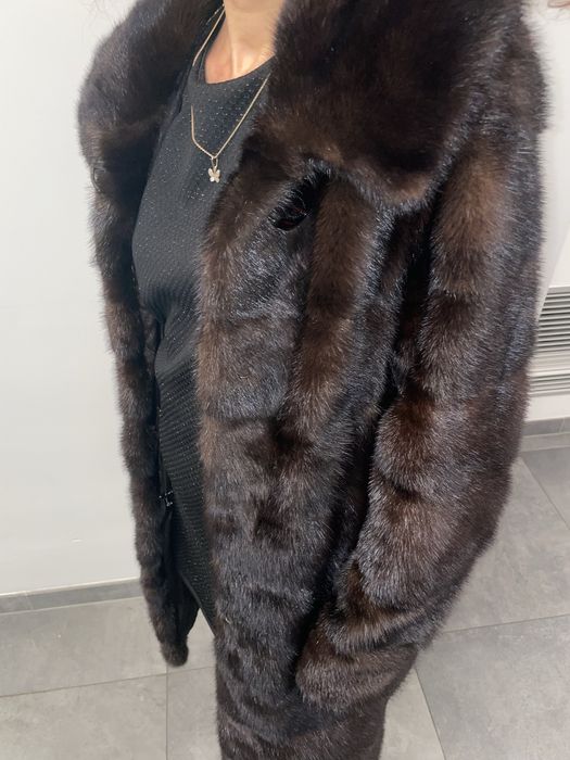 стильна та елегантна норкова шуба з капюшоном поперечна коричнева