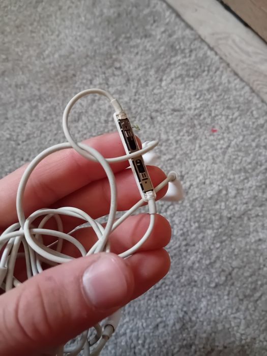 Białe przewodowe sluchawki iPhone