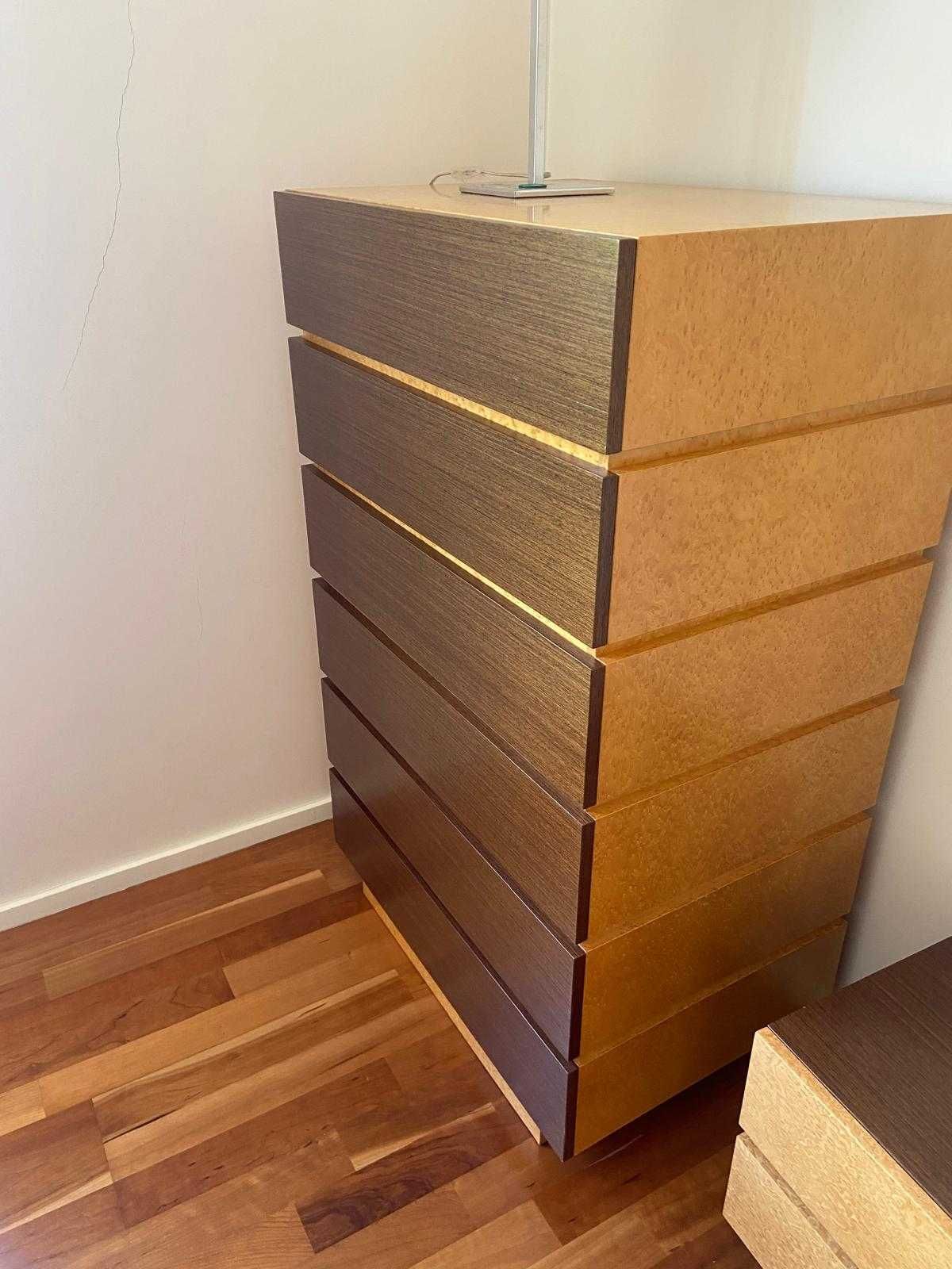 Conjunto quarto: cama com colchão, mesa de cabeceira e cómoda