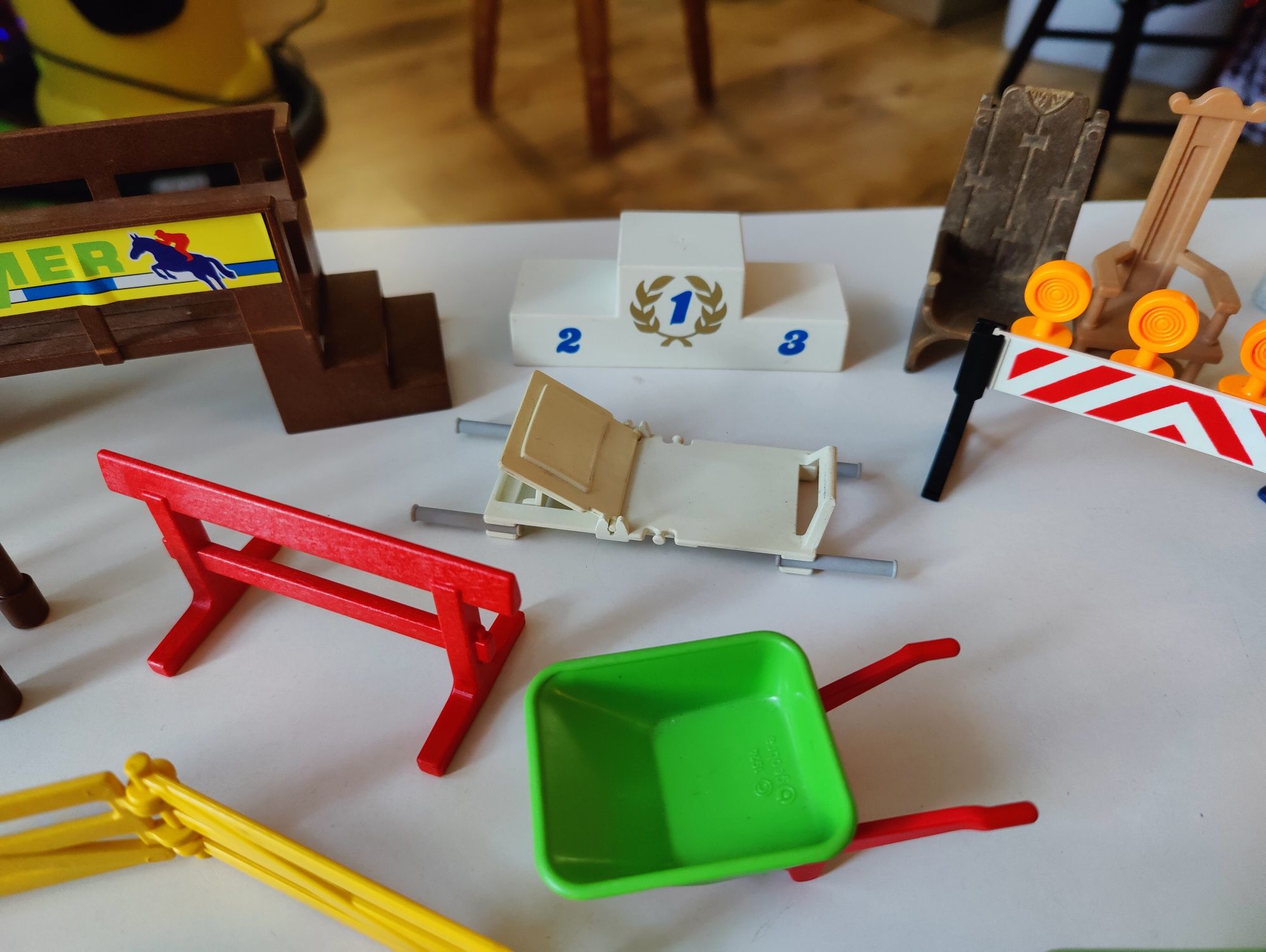 Elementy Playmobil- nosze, kroplówką, plotki, łódź, deskorolki