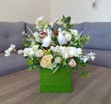 Kompozycja kwiatowa do domu. Flowerbox z bocianami. Dekoracja wnętrz