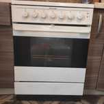 Електрична плита Electrolux з духовкою — робоча, крім однієї конфорки.
