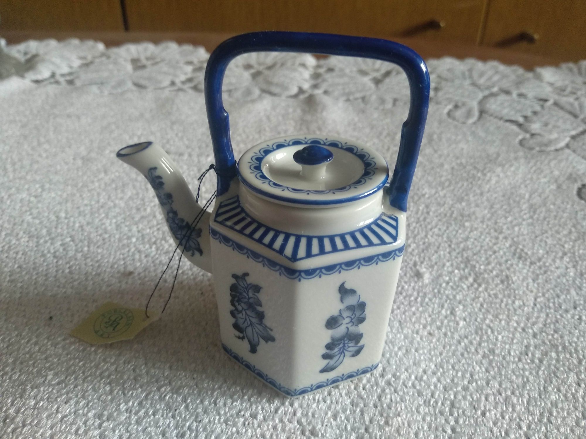 Mały czajniczek z porcelany