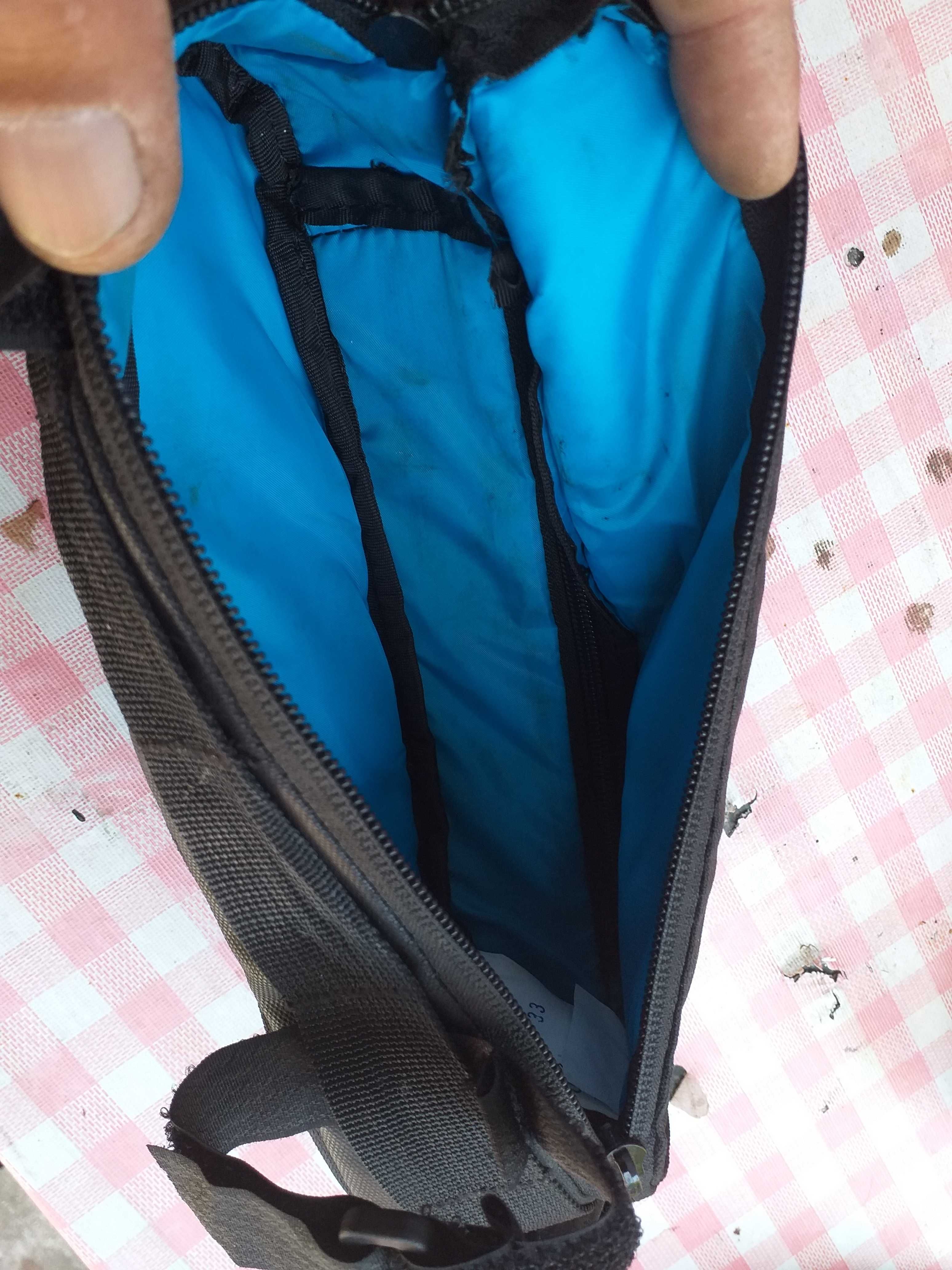 Capacete de bicicleta/skate e bolsa de ferramentas.