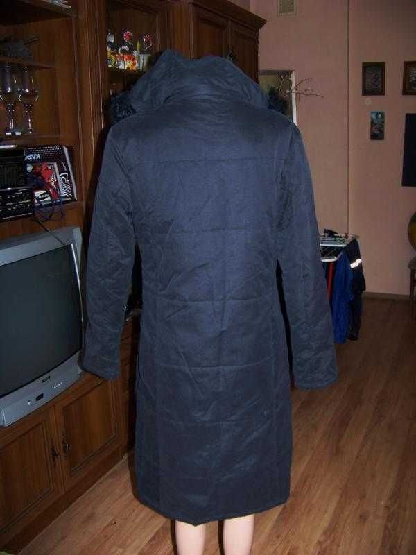 Женское пальто черное прямого кроя со съемным капюшоном collouseum lm