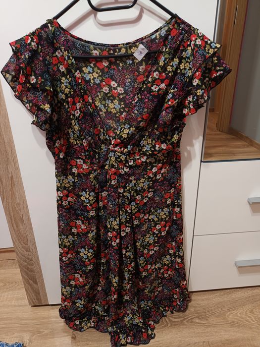 Delikatna sukienka w kwiatowy wzór 36