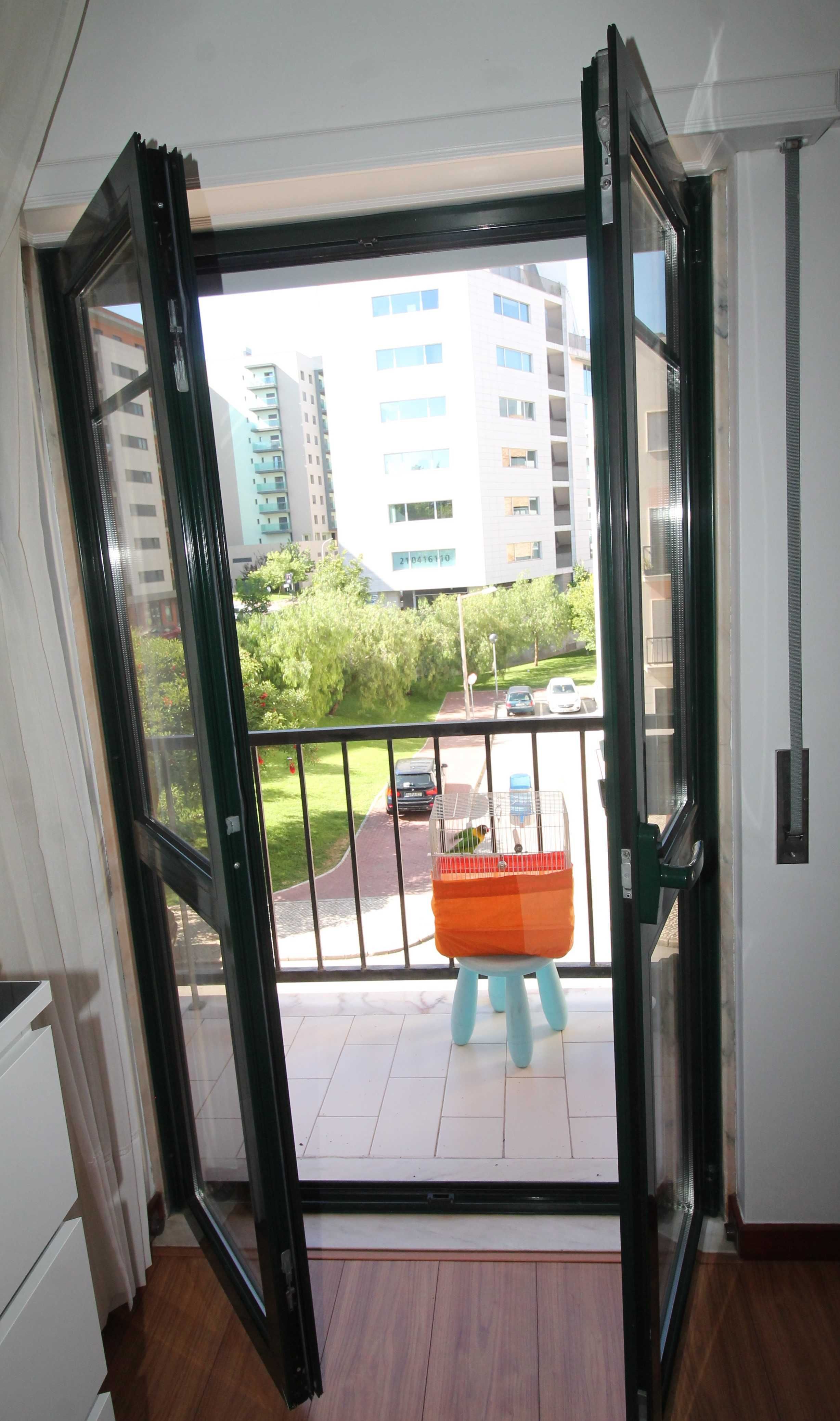 oportunidade
portas de abrir em aluminio usadas  lacadas a verde