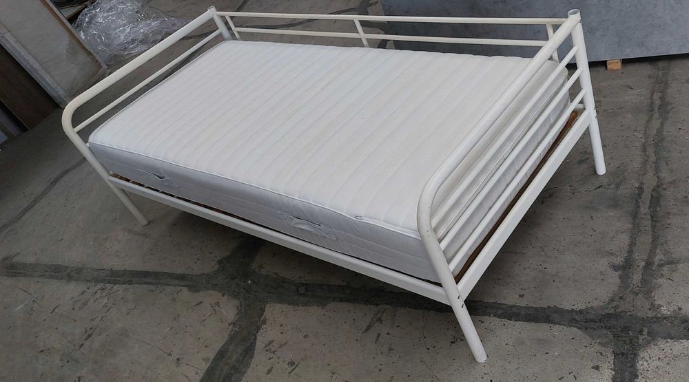 Cama metálica com estrado e colchão