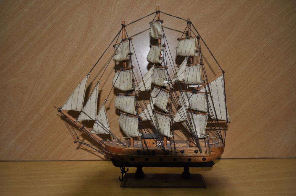 Veleiro Decortativo em Madeira de Carvalho - Feito à Mão