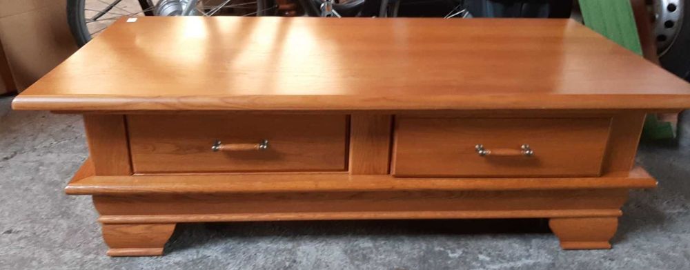 Ława dębowa z szufladami i grubym blatem.