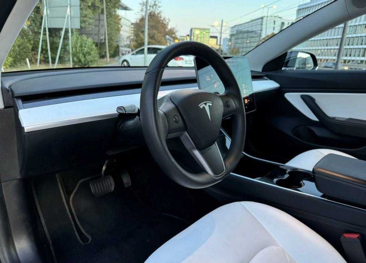 У продажі Tesla model 3 2019