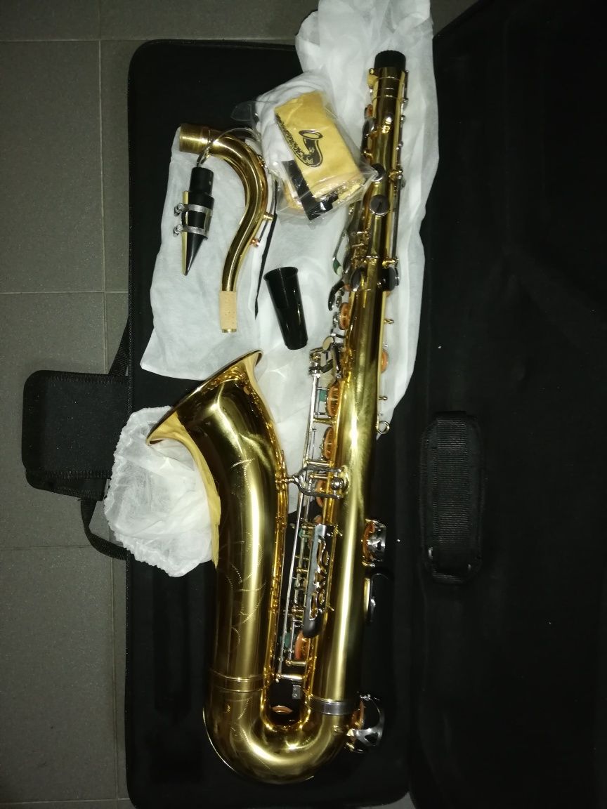 Saxofone tenor novo