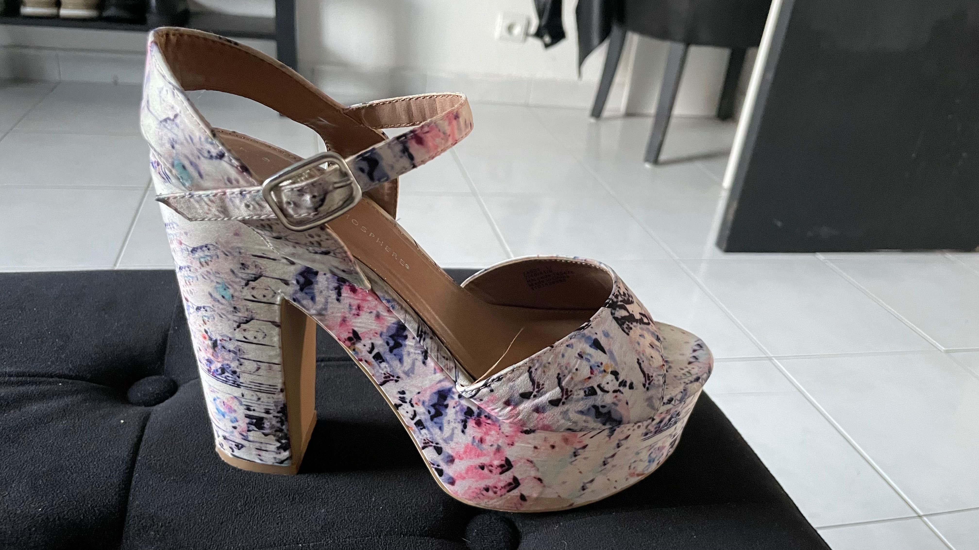 Sapatos saltos altos