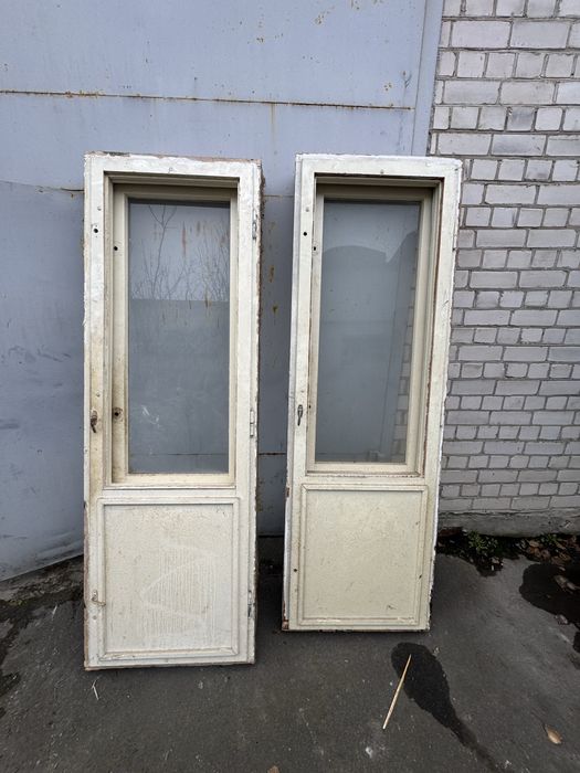Деревянні вікна двері повійні з рамою.