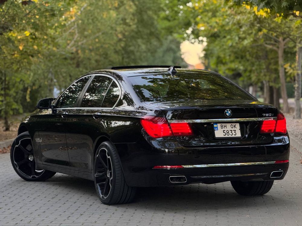 BMW 750i 2014 год выпуска в хорошем состоянии