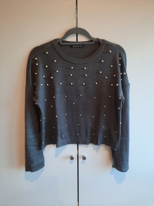 Camisola cinzenta com pérolas Tam.S da Stradivarius