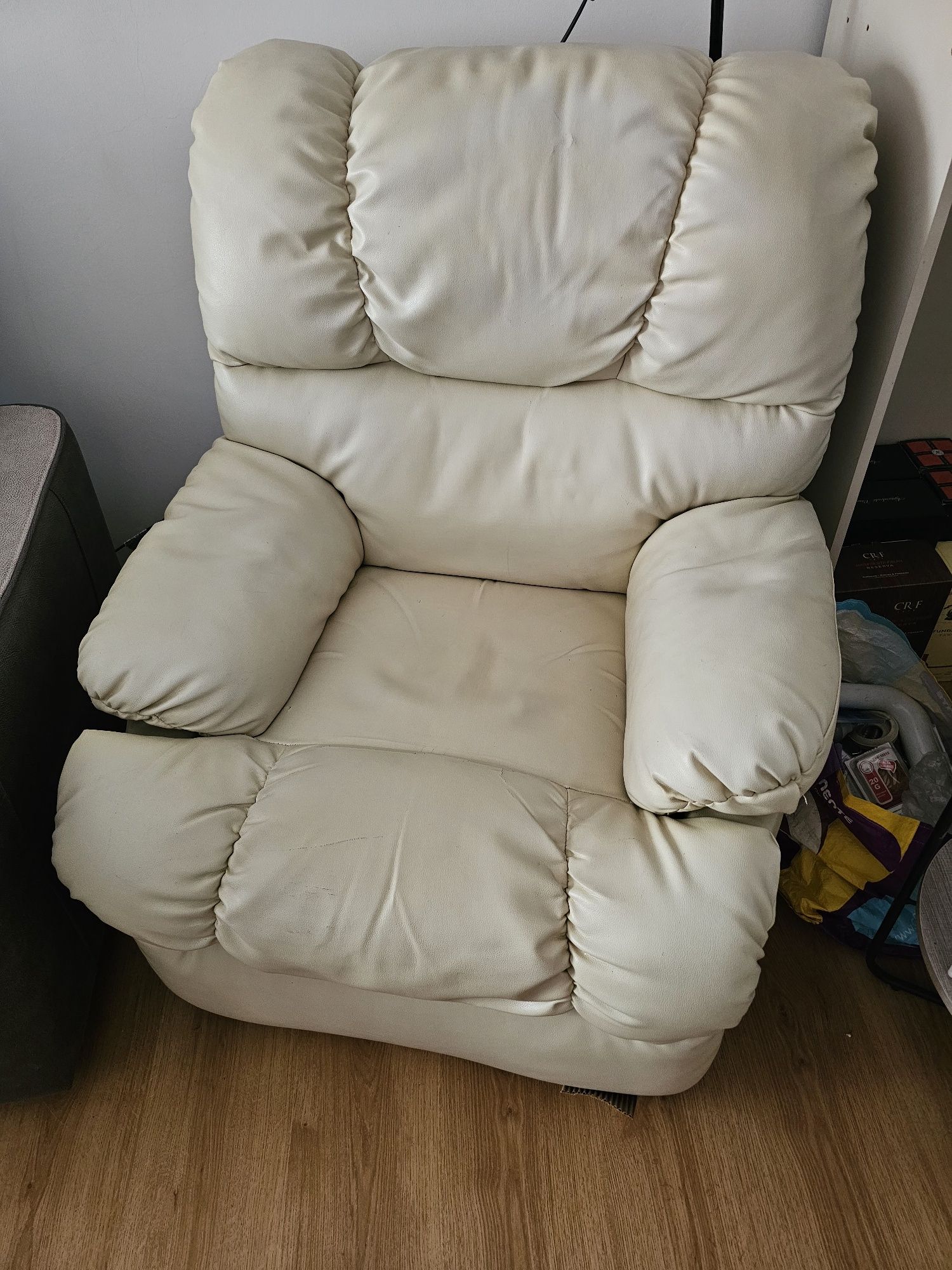 Sofa Relax. O sofá reclina e fica de pé automaticamente.