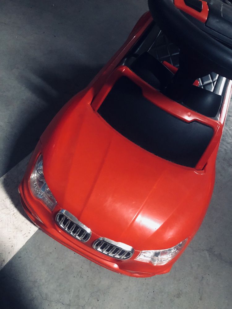 Autko BMW czerwone