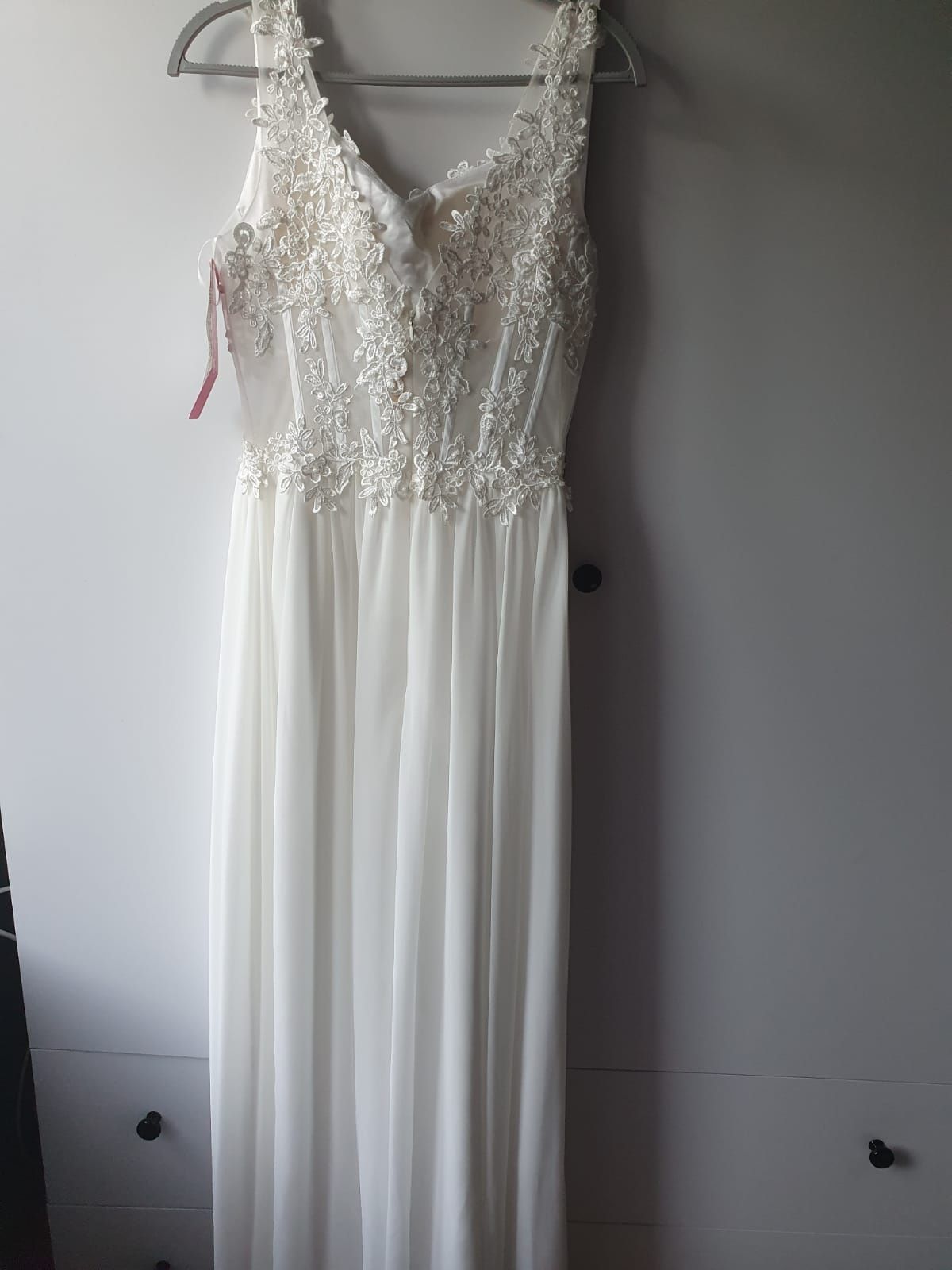Piękna biała suknia ślubna