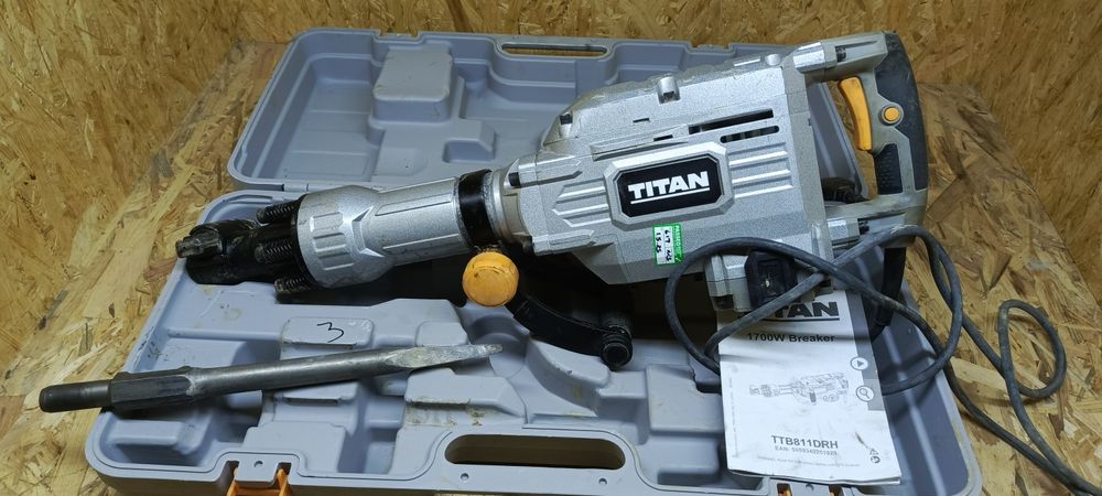 Młot wyburzeniowy titan 1700w ttb811drh