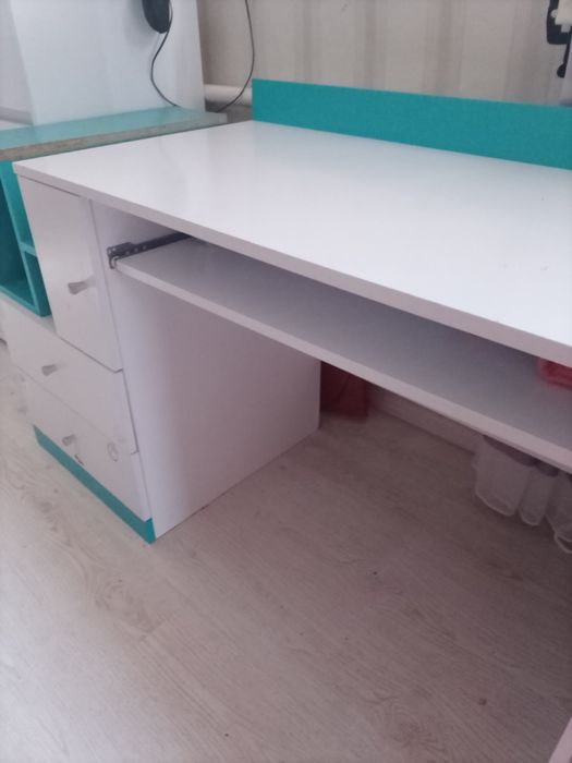 Парта шкільна білого кольору