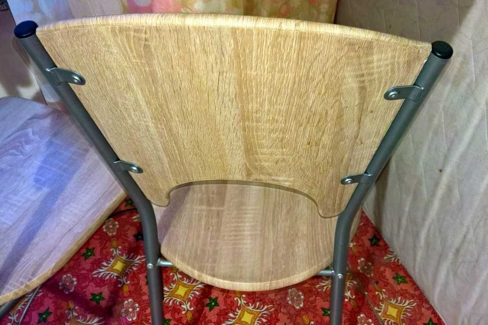 Dwa krzesła drewniano metalowe