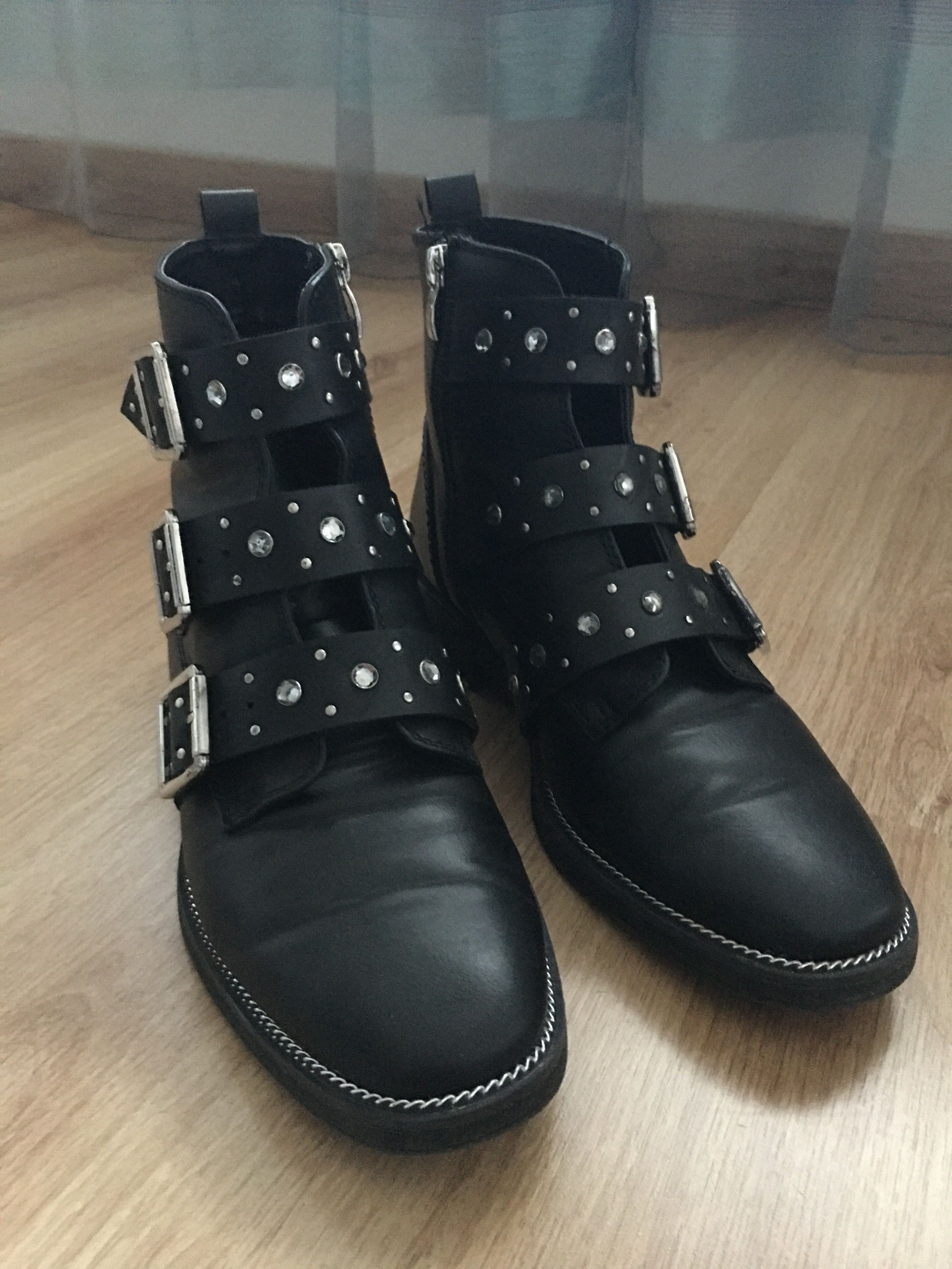 Botas pretas com fivelas (tamanho 39)