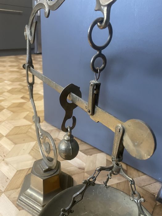 Zabytkowa ozdobna waga mosiężna