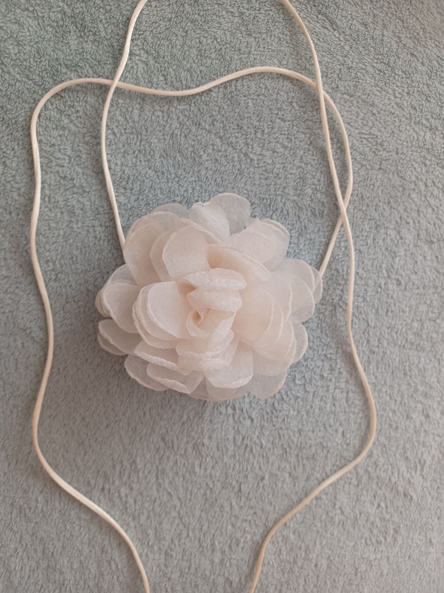 Piękny choker róża polyskujacy materiał wesele beżowy kwiat
