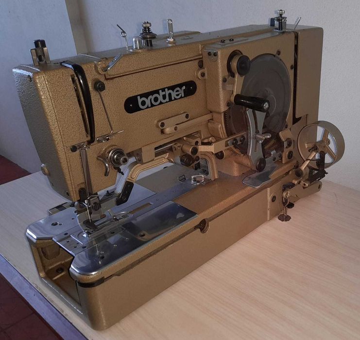Máquina de costura industrial da marca Brother de casear.