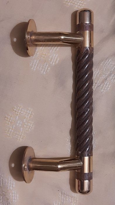 Большая  ручка на дверь