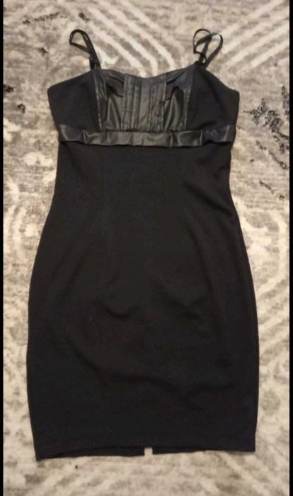 Czarna sukienka na ramiączkach