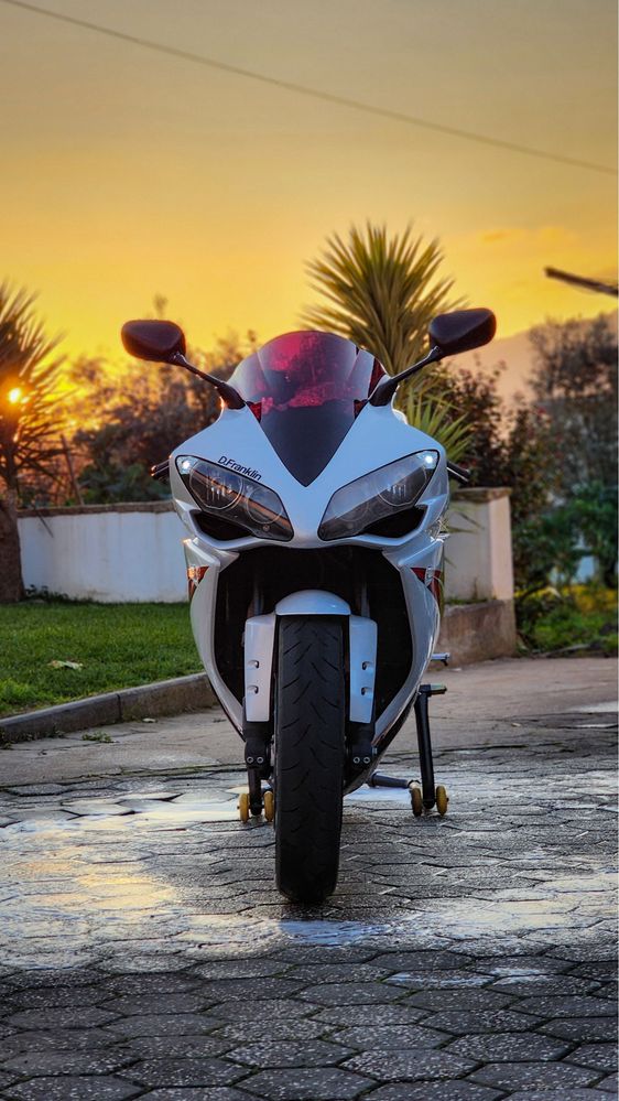Yamaha R1 2008.