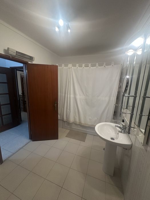 Quarto espaçoso em Massamá, perto da estação