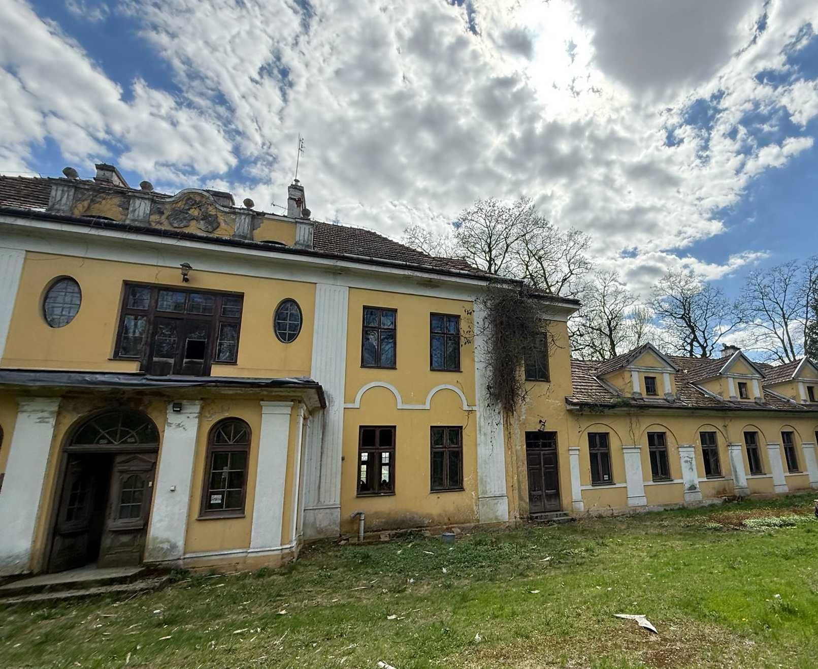 Działka zabudowana zespołem dworskim - zabytek
