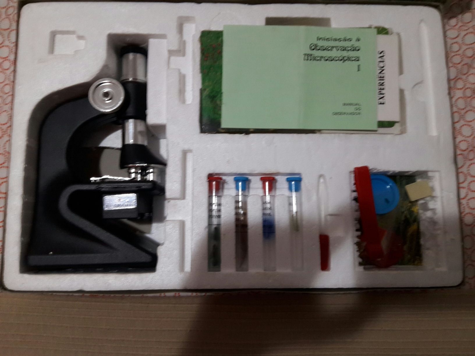 Microscópio com micro slides