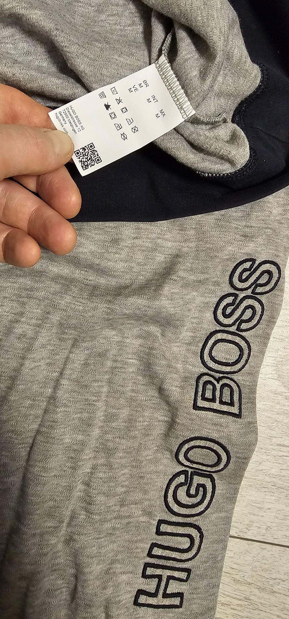 Dres HUGO BOSS rozmiar M wymiary na zdjęciach stan bardzo dobry