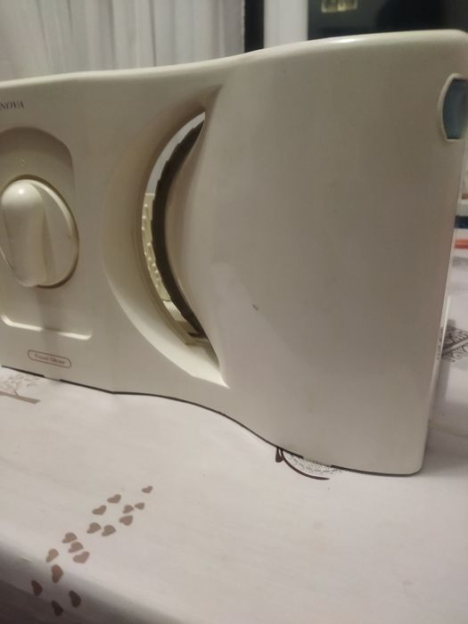 Хліборізка. ,м'ясо, овочерізка електрична , майже нова .Рівне.