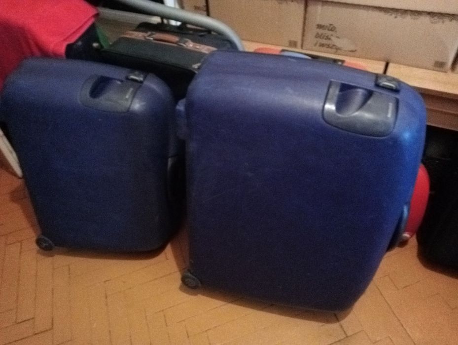 Walizka podróżna na kółkach gruby plastik
