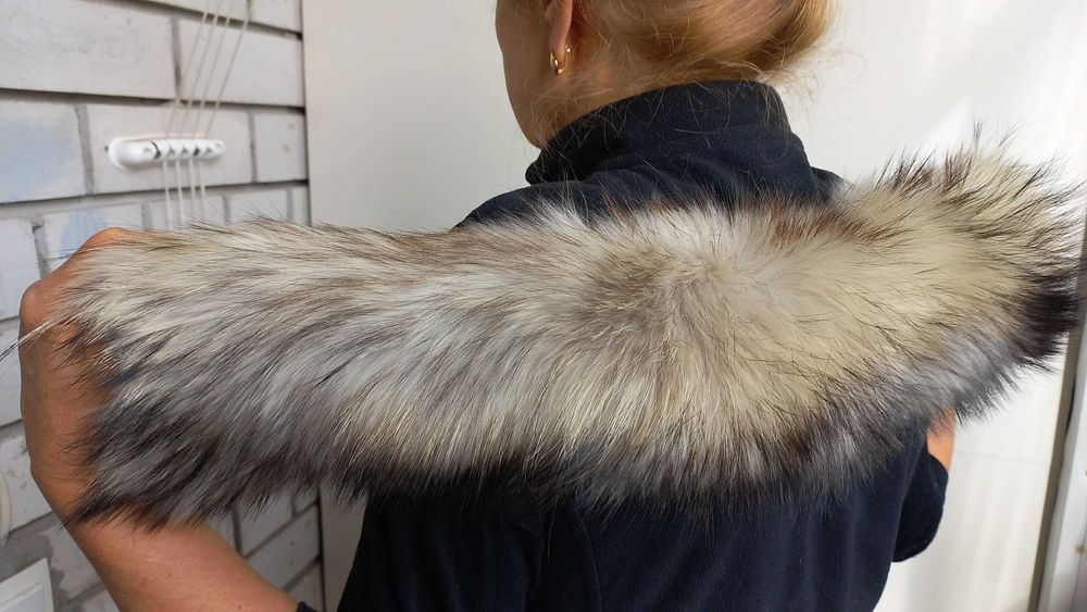 Меховой воротник.