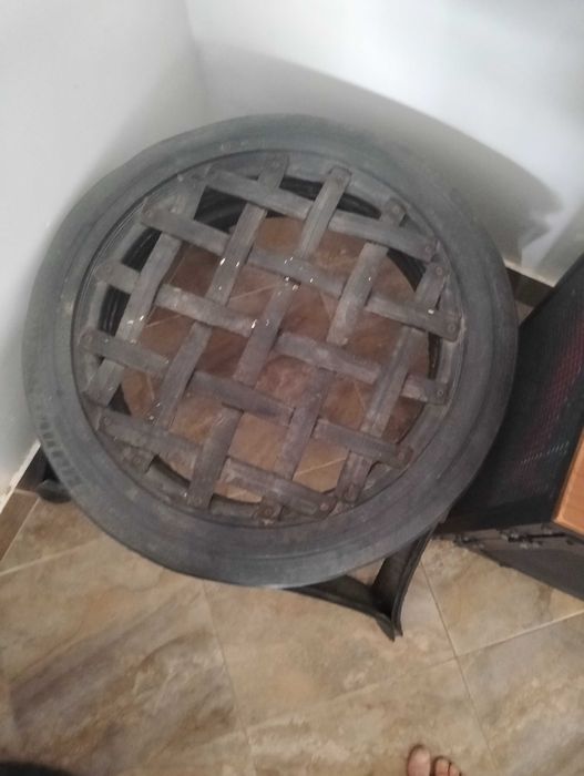 Cadeirões e mesa feitos de pneus