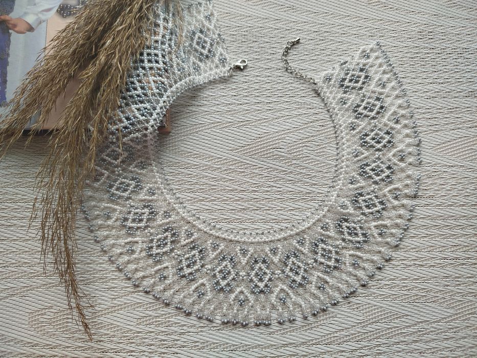 Силянка прозоро-сіра, прикраса з бісеру, кольє