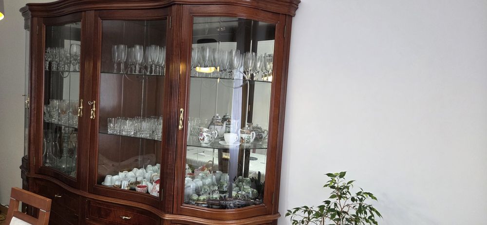 Vitrina / Aparador em madeira maciça de cerejeira – Muito bom estado